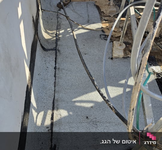 גג עם עבודות איטום וחומרים שונים